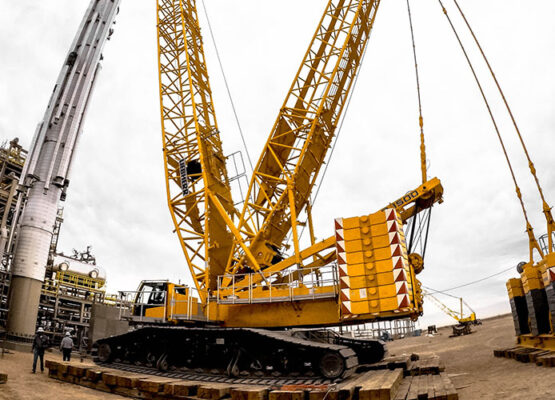 Heavy-Lift Crawler Crane Demethanizer Lift